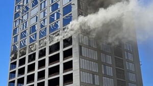 Buscan a obreros atrapados en incendio de edificio en Ciudad del Este