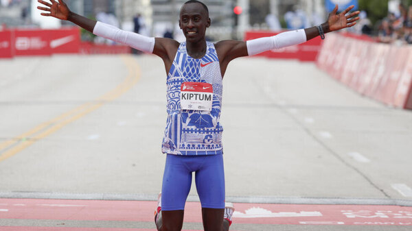 Versus / Fallece en accidente automovilístico Kelvin Kiptum, poseedor del récord mundial de maratón