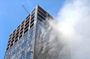 Una persona quedó atrapada en la cima del edificio que ardió en llamas en CDE - Megacadena - Diario Digital