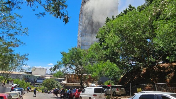 Intenso trabajo de bomberos para controlar el incendio en un edificio de CDE