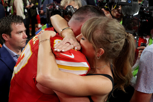 Versus / Taylor Swift vibra a lo grande con el triunfo de Kelce en el Super Bowl