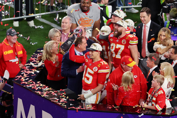 Versus / Los Chiefs vencen en la prórroga a los 49ers y revalidan título en Super Bowl