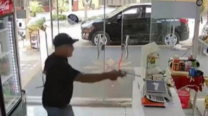 Motochorros asaltan a balazos un local comercial en Lambaré