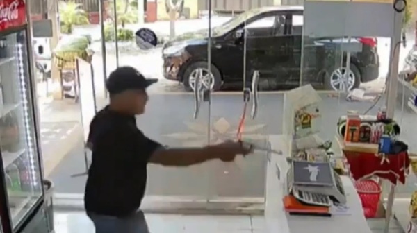 Motochorros asaltan a balazos un local comercial en Lambaré