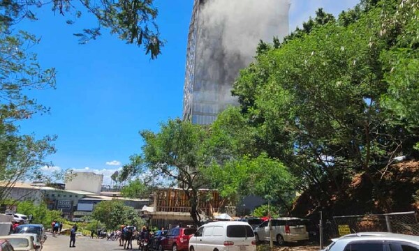 Intenso trabajo de bomberos para controlar el incendio en un edificio de Ciudad del Este – Prensa 5