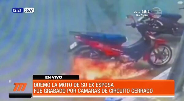 Quemó la moto de su expareja y fue grabado | Telefuturo