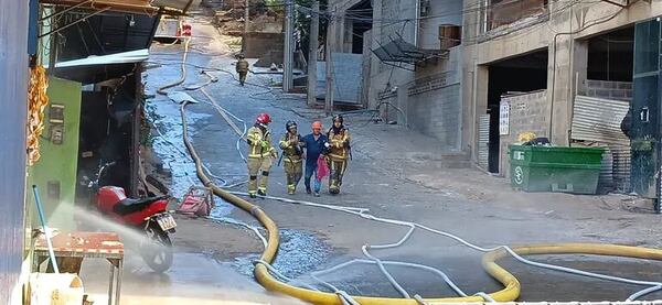 Incendio en Ciudad del Este: bomberos rescataron al último obrero atrapado - ABC en el Este - ABC Color