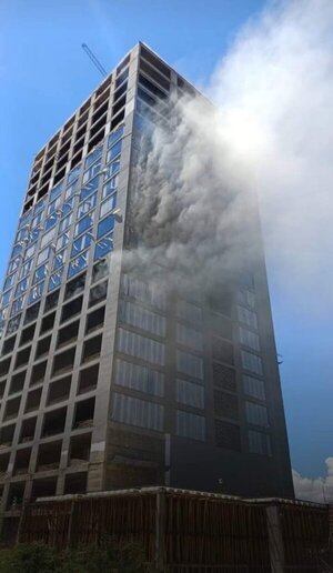 Bomberos rescataron a las personas que estaban atrapadas en edificio incendiado en Ciudad del Este - La Tribuna