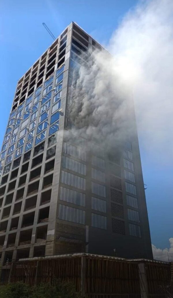 Bomberos rescataron a las personas que estaban atrapadas en edificio incendiado en Ciudad del Este - La Tribuna