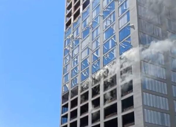 CDE: bomberos rescataron a 25 personas del edificio en llamas · Radio Monumental 1080 AM