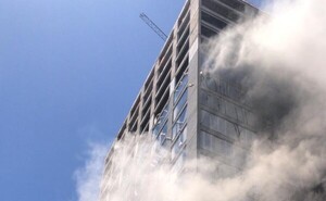 Rescataron a la persona que quedó atrapada en el edificio que ardió en llamas en CDE