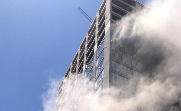 Rescataron a la persona que quedó atrapada en el edificio que ardió en llamas en CDE