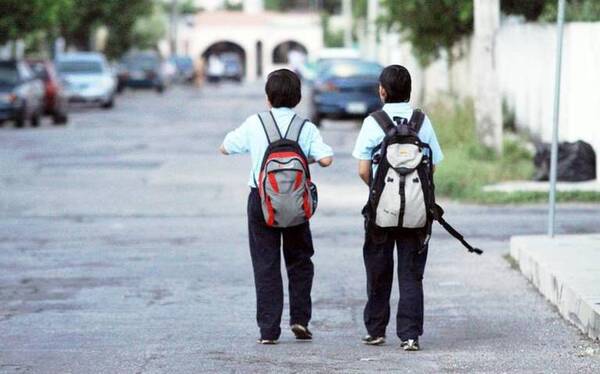 Cuida la espalda de tus hijos: Recomendaciones para el peso de las mochilas escolares