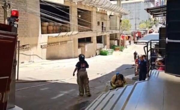 Incendio en el centro: piden agua, hielo y frutas para los bomberos