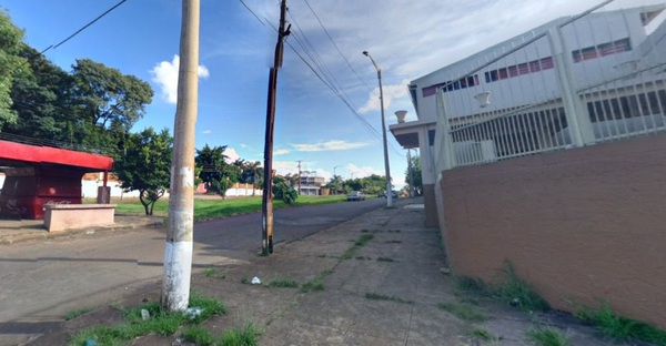 Insólito en Encarnación: Bajo a orinar y le roban el auto