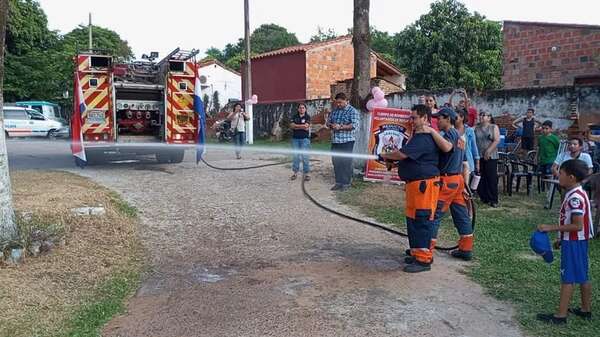 Bomberos de Reducto reciben su primer carro hidrante gracias a la venta de rifas - Nacionales - ABC Color