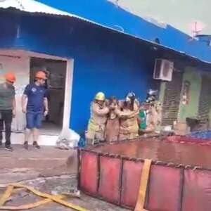 Video: rescatan a bombero atrapado en incendio de edificio en CDE - ABC en el Este - ABC Color