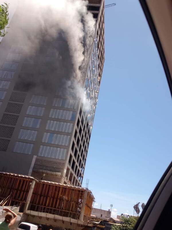 Bomberos piden ayuda para continuar con trabajos en edificio incendiado - ADN Digital