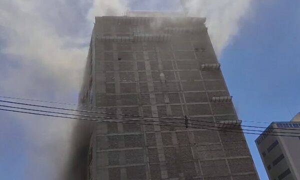 Bomberos de CDE rescatan a trabajadores y recomiendan evacuar área de edificio incendiado