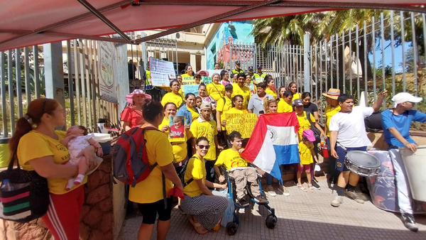 Pacientes con espina bífida se manifiestan frente al Ministerio de Salud