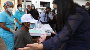 Perú inicia nuevo tratamiento contra la tuberculosis en presencia de directora de la OMS