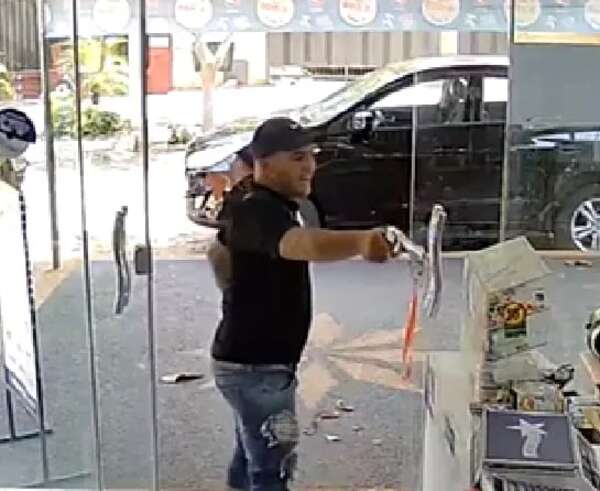 Video: así asaltantes dispararon durante atraco a minimercado de Lambaré - Policiales - ABC Color