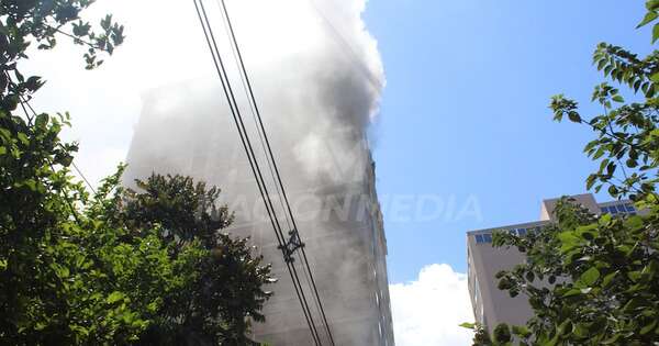 La Nación / Incendio en edificio en el microcentro del Este