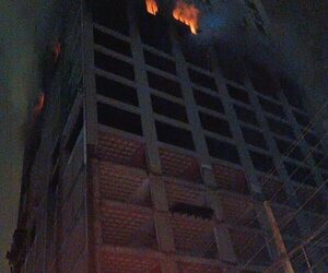 Edificio sigue en llamas
