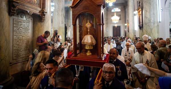 La Nación / Fieles celebran a la primera santa argentina