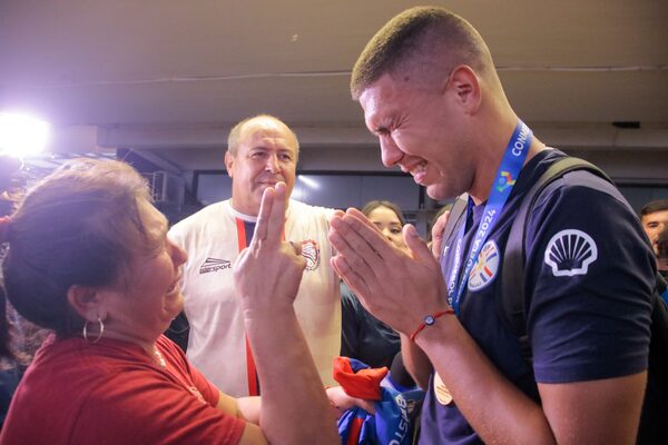 ¡Emotivo recibimiento a los albirrojos campeones del Preolímpico! - trece