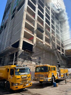 Edificio en construcción arde en llamas en pleno microcentro de Ciudad del Este - La Clave