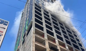 Siguen trabajando en el enfriamiento del edificio incendiado en Ciudad del Este
