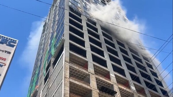 Bomberos siguen trabajando en el enfriamiento del edificio incendiado en Ciudad del Este