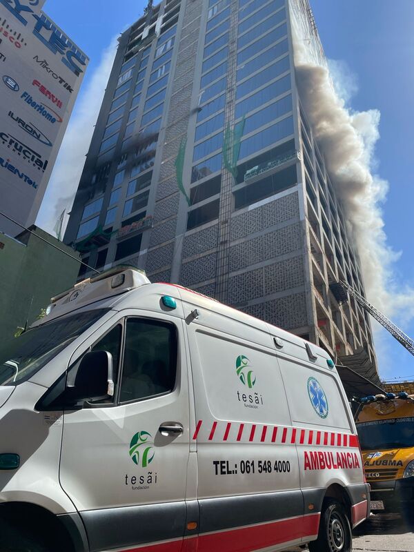 Ambulancias de la Fundación Tesãi trabajan arduamente con los bomberos en incendio de edificio | DIARIO PRIMERA PLANA