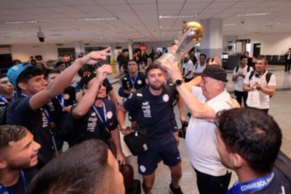 (GALERIA)Llegaron los campeones Albirrojos y fueron recibidos con mucha alegría