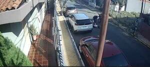 [VIDEO] Motochorros robaron a adolescente, en la huida no les arrancó la moto y ligaron patadas