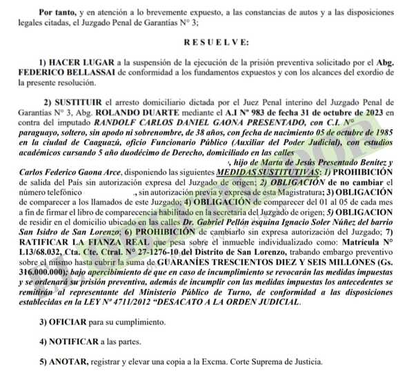 Funcionaria judicial implicado en falsificación de resoluciones obtiene libertad ambulatoria