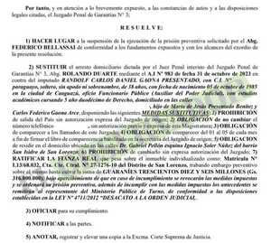 Funcionario judicial implicado en falsificación de resoluciones obtiene libertad ambulatoria