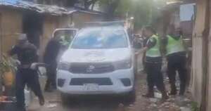 La Nación / Vecinos atacaron patrullera e intentaron impedir captura de un sujeto