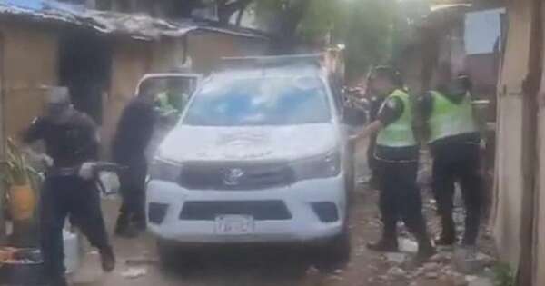 La Nación / Vecinos atacaron patrullera e intentaron impedir captura de un sujeto