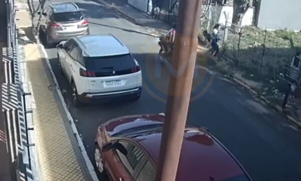 Motochorros asaltaron a menor a plena luz del día y deliverys los reventaron