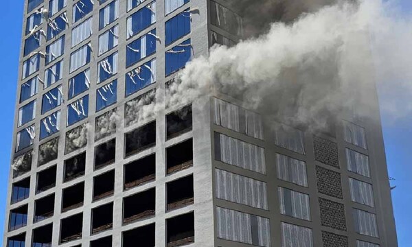 Bomberos siguen trabajando en el enfriamiento del edificio incendiado en Ciudad del Este – Prensa 5