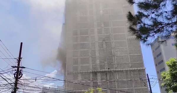 Diario HOY | Se reaviva el fuego en edificio incendiado ayer en CDE