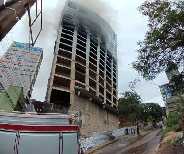 Incendio en Ciudad del Este: analizarán estructura del edificio para seguir combatiendo las llamas - ABC en el Este - ABC Color