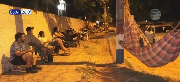 Hoy inician inscripciones en instituciones públicas y padres acampan desde hace varios días - ADN Digital