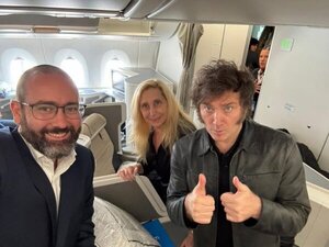 Milei, aclamado por pasajeros en vuelo de regreso desde Italia | 1000 Noticias
