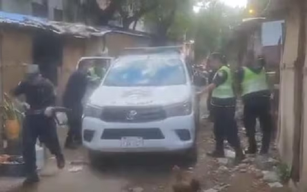 Vecinos atacaron patrullera e intentaron impedir captura de un sujeto - Noticiero Paraguay