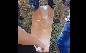 [VIDEO] Familiares de fallecido tuvieron que cavar fosa porque sepultueros estaban ka'ure y pedían dineral, denuncian