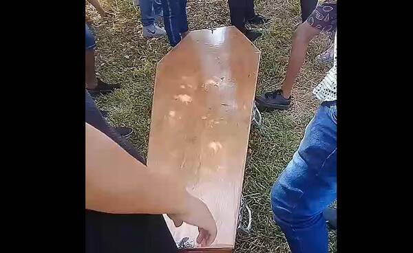 [VIDEO] Familiares de fallecido tuvieron que cavar fosa porque sepultueros estaban ka'ure y pedían dineral, denuncian