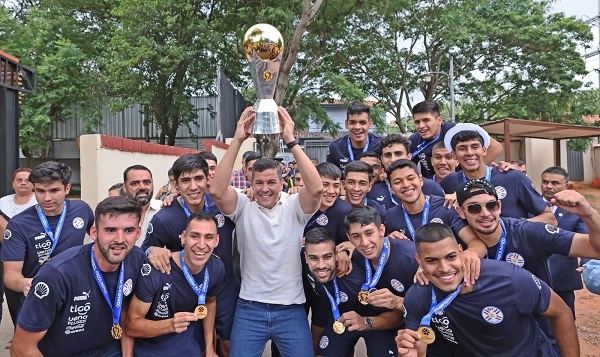 Presidente Peña homenajea a campeones de la Sub 23
